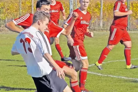 Gönnheims Alexander Thesen (weißes Trikot) nimmt es mit der Niederkirchener Übermacht auf.