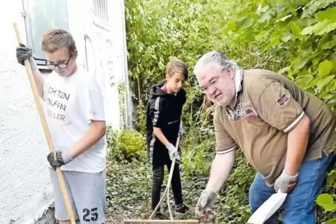 Jugendpfleger Peter Knab mit zwei Schülern beim Freiwilligentag Mitte September, als am Jugendzentrum die Fassade und das Außeng
