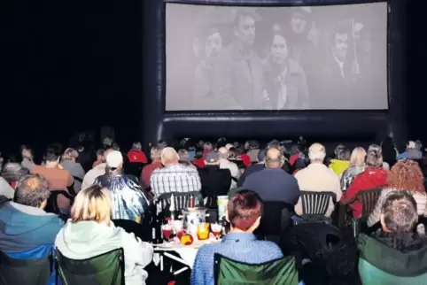 Rund 400 Menschen kamen in diesem Jahr zum Open-Air-Kino auf das Maxdorfer Pfalzwerke-Gelände. Und weil es auch mal Regen in die