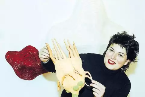 Galeristin Ingrid Bürgy-de Ruijter in einer ihrer ersten Ausstellungen mit Werken von Susanne Wadle (vorn) und Sophie Casado.