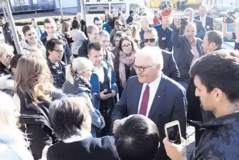 Gestern der gefragteste Mann in Zweibrücken: Bundespräsident Frank-Walter Steinmeier im Gespräch mit Besuchern an der Hochschule
