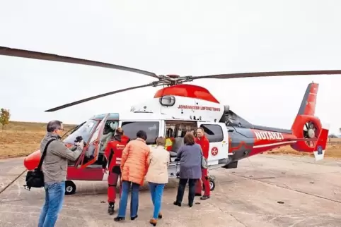 Das Interesse an dem Hubschrauber war gestern groß. Seine Platzkapazität ist es auch. So können auch mal Begleitpersonen mitflie