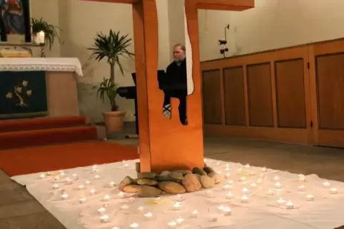 Gedenken in der protestantischen Kirche in Kirchheim. Die Trauernden konnten ihre Gedanken auf Zettel schreiben neben die Kerzen