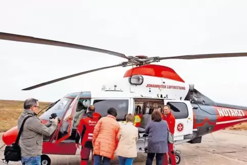 Das Interesse an dem Hubschrauber war gestern groß. Seine Platzkapazität ist es auch. So können auch mal Begleitpersonen mitflie