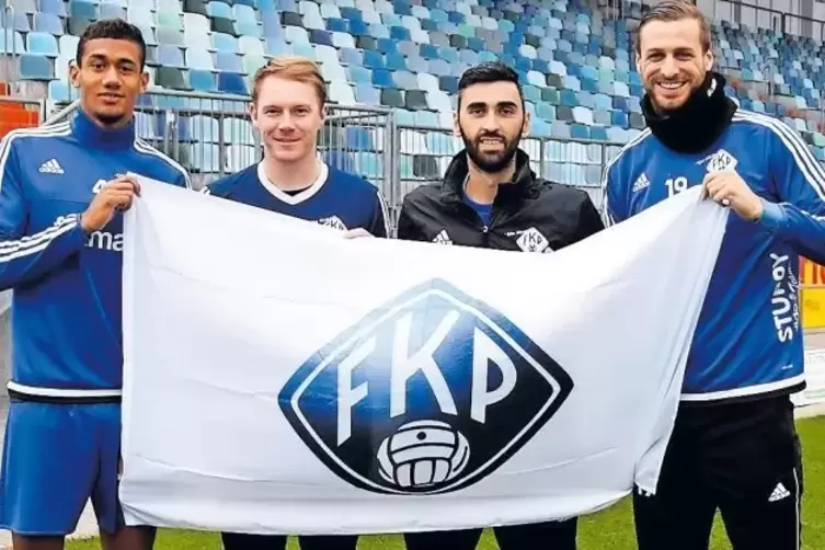 Echte Lauterer im FKP-Trikot: (von links) Yannick Osee, Dennis Krob, Ricky Pinheiro und Marco Steil vor der Haupttrib&uuml;ne im Spor