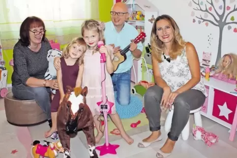 Fröhliche Runde in Neuhofen: Familienpatin Brigitte Behrendt (links) bei den Kindern von Mitra Tanchova und ihrem Mann Andreas K