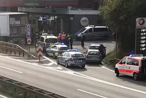 An dieser Autobahntankstelle bei Saarlouis setzte die Bundespolizei der lebengefährlichen Fahrt ein Ende. Foto: Becker und Brede