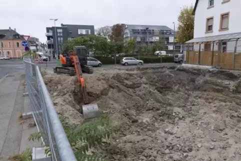 Die Bombe wurde bei Kellerarbeiten gefunden. Sie ist auf dem Foto nicht zu sehen: Die Baggerschaufel fixiert und schützt den Spr
