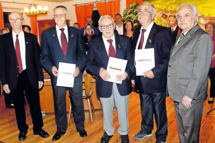 Helmut Krehbiehl vom Nordpfälzer Sängerbund (rechts) sowie MGV-Vorsitzender Bernd Feldner (links) nutzten den Liederabend, um dr