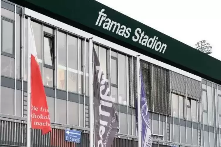 Vor dem Pokalspiel zwischen dem FK Pirmasens und dem 1. FC Kaiserslautern wurde das neue Namensschild angebracht: Aus dem städti
