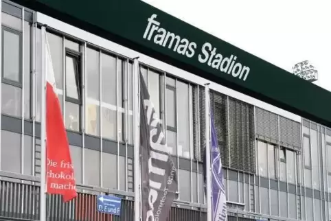 Vor dem Pokalspiel zwischen dem FK Pirmasens und dem 1. FC Kaiserslautern wurde das neue Namensschild angebracht: Aus dem städti