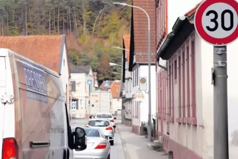 Die Halterungen sind noch da, das Zusatzschild mit der zeitlichen Gültigkeit ist weg: In der Hinterweidenthaler Ortsdurchfahrt g