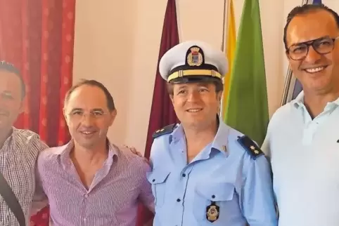 Schulterschluss (von links): Giuseppe Gennaro, Rosolinis Bürgermeister Pippo Incatasciato, Polizeichef Salvatore Latino und Carm