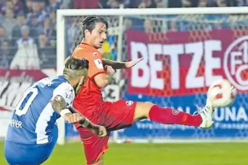 Ex-Erstligaprofi Alexander Bugera, heute Co-Trainer beim FCK, wehrte 2014 als Spieler des FCK II im Regionalligamatch in Pirmase