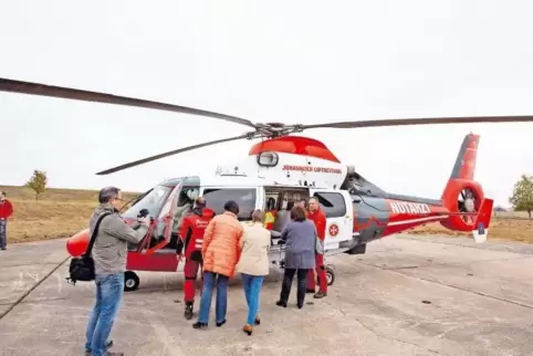Das Interesse an dem Hubschrauber war vom Fleck weg groß. Seine Platzkapazität ist es auch. So können auch mal Begleitpersonen m
