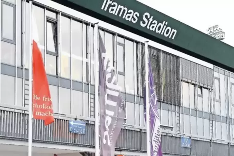 Das neue Namensschild ist angebracht: Das städtische Stadion heißt nun Framas-Stadion.