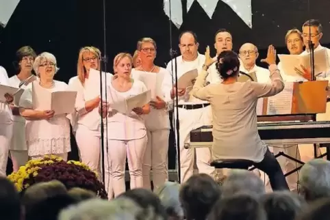 Die Waldseer Sunshine Singers eröffnen mit drei Popmusiktiteln.