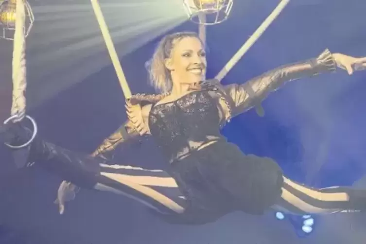 Die Clowns Totti & Charlotte und die Akrobatin Perle Micheletty geh&ouml;ren zu den Stars des Landauer Weihnachtscircus.