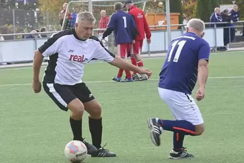 Mit Spaß und technisch versiert: Hubert Stuppi (links) von den „VBZ Allstars“, hier im Spiel gegen die SG Hoppstädten-Weiersbach