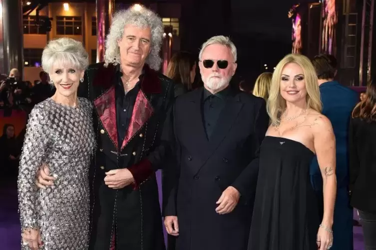  Queen-Gitarrist Brian May (zweiter von links) und Bandkollege Roger Taylor mit ihren Ehefrauen bei der Weltpremiere des Films „
