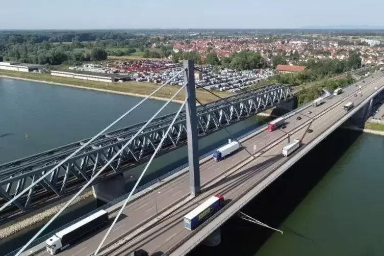 Ein Sanierungsfall: Die Rheinbrücke Wörth/Karlsruhe. Foto: VAN 