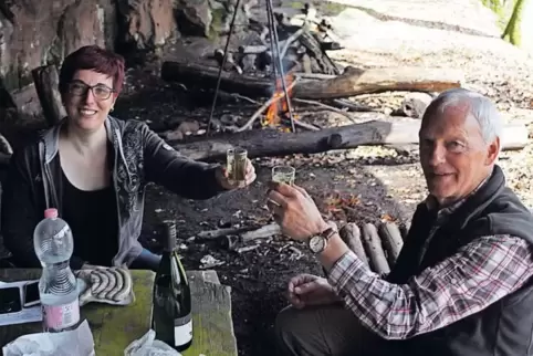 Bei einem Glas Riesling pausieren Laura Estelmann und Heinz Groß unterm Fleckstein.