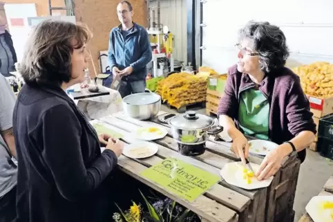 Die einzelnen Sorten pur probieren konnten die Besucher am Wochenende auf dem Hof Gortner in Lambsborn: Christine Gortner (recht