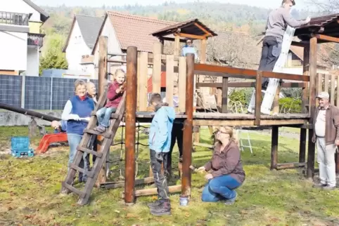 Alle helfen fleißig mit beim Herrichten des Kinderspielplatzes Niederschlettenbach.