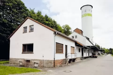Das alte Raiffeisengebäude in Reichenbach-Steegen sorgte für Wirbel in der Ratssitzung. Auch etliche Bürger sind gegen den Umbau