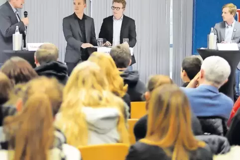 Vertreter des Jugendstadtrats (in der Mitte links Leon Meyer, rechts Leon Süs) diskutierten mit den OB-Kandidaten Zwick (links) 