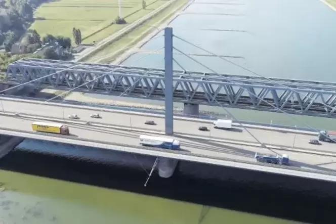 Ein Sanierungsfall: die bestehende Rheinbrücke. Ein Sanierungsfall: die bestehende Rheinbrücke.