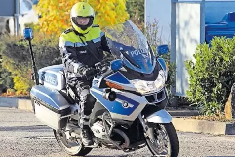 Ein Polizist auf einem Motorrad kündigte den Konvoi des Bundespräsidenten an.