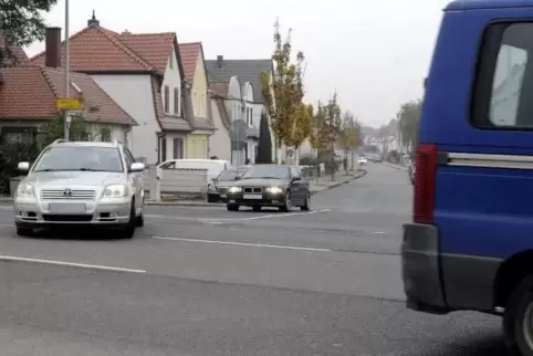 An der Einmündung Theodor-Heuss-Straße/Landesstraße 523 soll der Ausbau am 6. November mit dem ersten Bauabschnitt starten. Foto