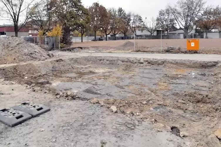 Auf einer der beiden Verdachtsflächen wurde der Boden abgetragen. Der Sportplatz der Schillerschule bleibt gesperrt, bis die Son