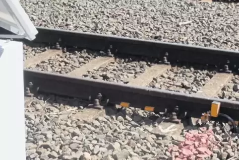 Schmieranlage: Die gelben Krallen zeigen die Standorte der Spritzdüsen an, die Spezialöl auf die Innenseite der Schiene sprühen.