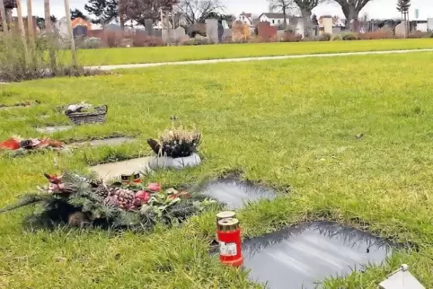 Rasengräber auf dem Friedhof in Heiligenstein: Auf der Fläche werden nicht nur Urnen bestattet, sondern seit diesem Jahr auch Sä