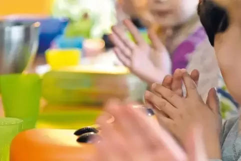 Sollen nach dem neuen Gesetz sieben Stunden am Stück betreut werden und ein Mittagessen bekommen: Kinder in der Kita.