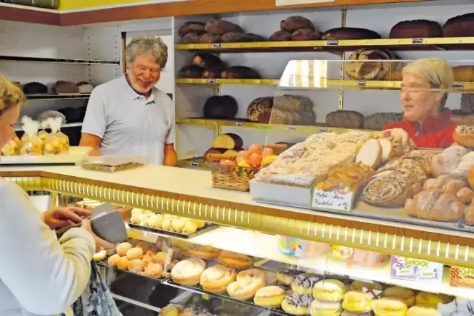 Sieglinde Fischer im Gespräch mit Bäckermeister Herwart Spangenberger und Verkäuferin Anja Anjol. Sieglinde Fischer im Gespräch mit Bäckermeister Herwart Spangenberger und Verkäuferin Anja Anjol.