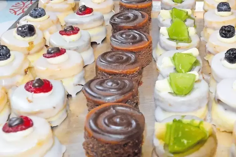 Die B&auml;ckerei Spangenberger hat auch Petit Four im Angebot.