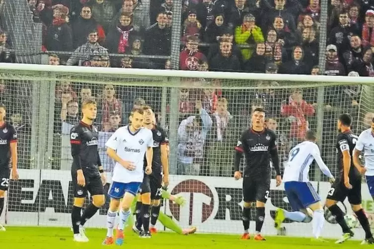 Schnell umdrehen und weiter aufholen: die FKP-Spieler (in Blau-Wei&szlig; von links) David Becker, Sascha Hammann, Marco Steil und Yan