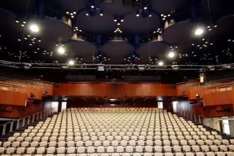 An 16 Abenden im Jahr bietet die Stadt Neustadt im Saalbau Theater und Konzerte an – genutzt wird dieses Angebot auch von Auswär