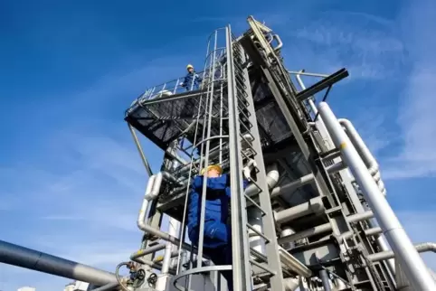 Nach oben fährt die BASF die Anzahl der Mitarbeiter im Stammwerk und am Standort Ludwigshafen einschließlich Tochtergesellschaft