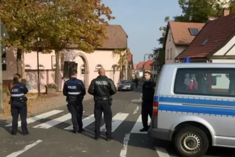 Nach den tödlichen Schüssen ihrer Kollegen: Polizisten am Freitag in Kirchheim. Ein 25-Jähriger hatte den Ermittlungen zufolge s