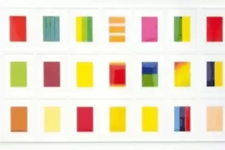 Zunächst darf der Betrachter raten: Welche Farbe gehört zu welcher Marke? Rozbeh Asmani stellt mit seinen „72 Colourmarks“ (Auss