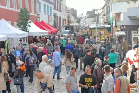 Rund 80 Aussteller bieten am Wendelinusmarkt in Ramstein ihre Waren an.  Foto: VG