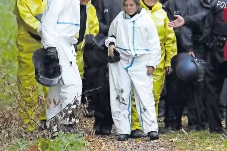 Die Schutzanz&uuml;ge bekommen L&ouml;cher.