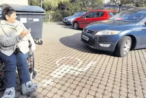 Beim Seniorenbüro: Behindertenbeauftragte Brigitte Mitsch am Parkplatz, der wegen der Müllcontainer nicht wie geplant genutzt we