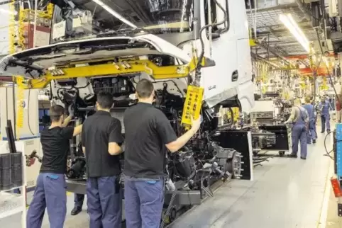 Die Nachfrage nach den Lastern aus dem Mercedes-Benz-Werk im südpfälzischen Wörth ist groß.