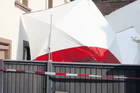 Abgeschirmt: Spurensicherung nach den tödlichen Polizeischüssen in Kirchheim. Was die Spuren am Tatort verraten, hält die Staats