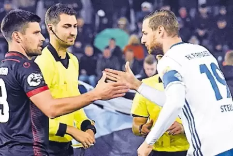 Handschlag mit FCK-Kapitän Florian Dick (links): Marco Steil kurz vorm Derby-Anpfiff.
